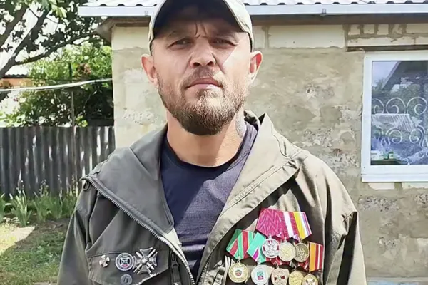 Жена сообщает о ночном обыске в доме в селе Лизиновка Воронежской области: изъяли электронные носители и другие вещи. Сам Александр недоступен — по словам супруги, он либо в дороге, либо мог быть задержан.