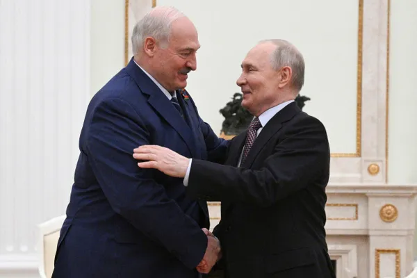 Президент Украины объявил о передаче России нового мирного предложения. Подробности не раскрыты — тем временем Путин встречался с Лукашенко, а в Запорожье зафиксированы повреждения и раненные после удара.