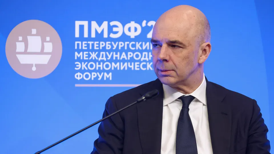 В оперативном докладе Счетной палаты говорится, что доходы федерального бюджета по итогам года могут составить 38,2 трлн руб., что на 2,1 трлн (5,2%) меньше, чем предусмотрено законом.