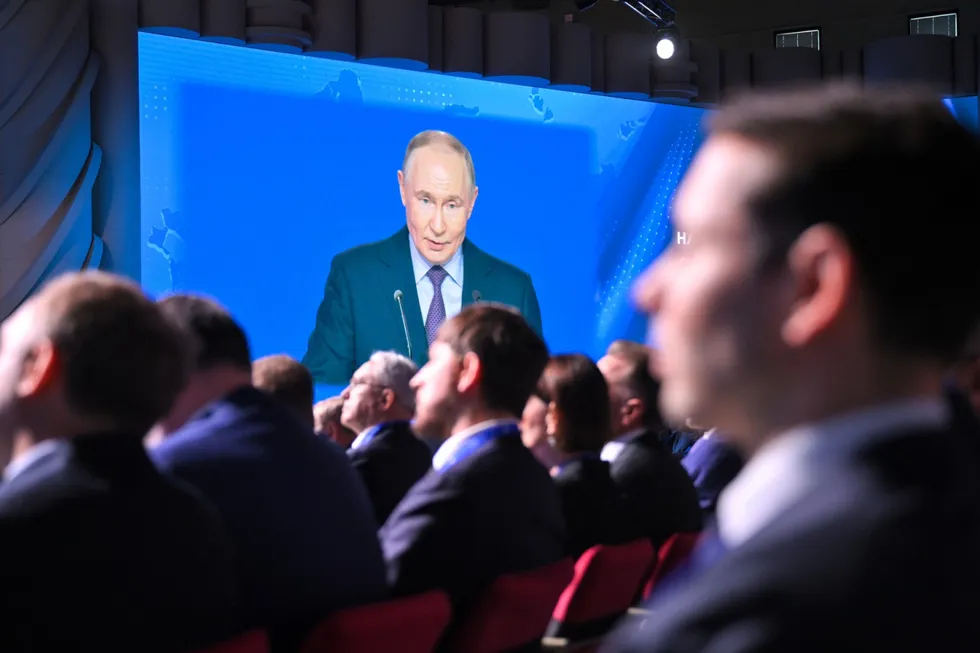 Российские элиты демонстрируют амбивалентную лояльность: они сохраняют статус и влияние, но готовы отвернуться от режима при угрозе статус‑кво. Привлечение их в коалицию антипутинских сил требует прагматичного, а не только нравственного нарратива — языка стабильности, защитных институтов и экономической предсказуемости.
