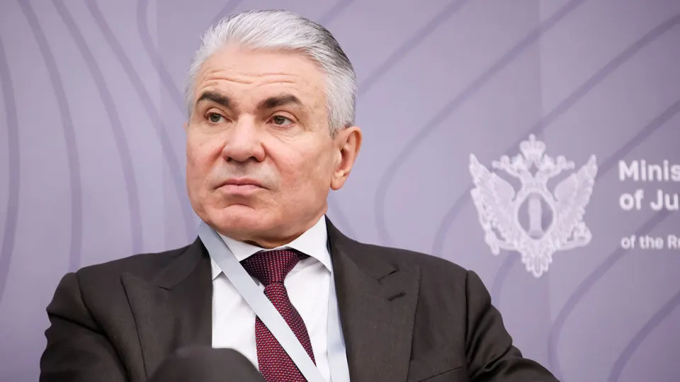 Заместитель министра юстиции заявил, что разработчики ИИ должны внедрить механизмы защиты, которые помогут сохранить суверенитет и возложить ответственность за работу фильтров на владельцев нейросетей.