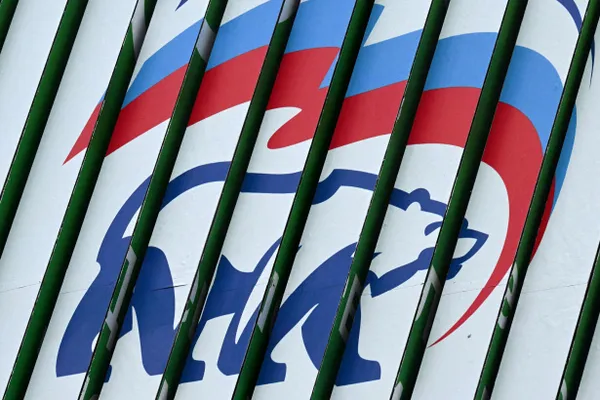 На партийном съезде в Москве представили новый плакат с изображением президента и надписью «Быть за Путина — базовый минимум». На плакате в слове «за» использована латинская Z; вверху добавлена фраза «Единая Россия — партия президента».