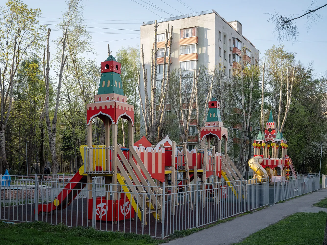 В российских дворах и парках всё чаще встречаются игровые композиции с военной и патриотической символикой. Архитекторы и детский психолог обсуждают, как такие решения влияют на игру и развитие детей.
