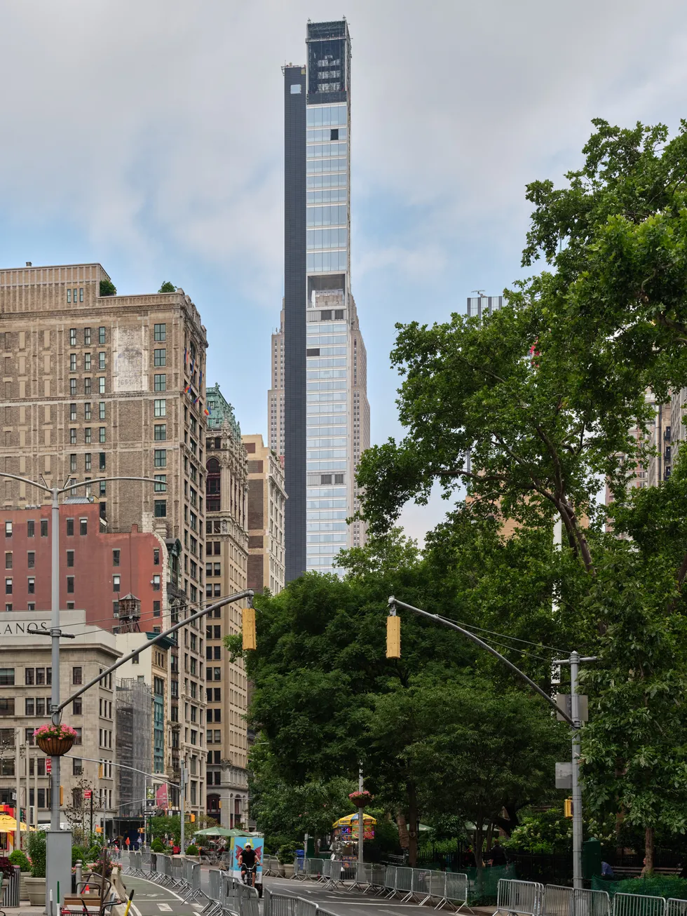 Ультратонкий небоскрёб 262 Fifth Avenue, спроектированный московским бюро Meganom для проекта Бориса Кузинца, вызвал массовое недовольство: с земли он заслонил один из лучших ракурсов на Эмпайр-стейт-билдинг. Разбираем предысторию, архитектуру и социальный контекст конфликта.