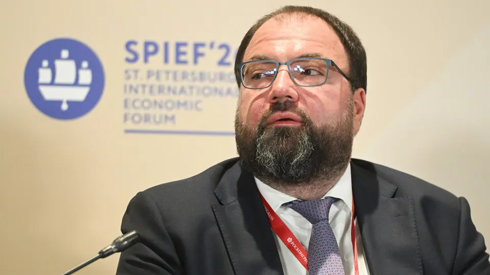 Глава Минцифры объявил о планах внедрить механизмы возрастной идентификации на онлайн‑платформах. Рассматриваются варианты от подтверждения через «Госуслуги» до технологий по типу Roblox; эксперты предупреждают о рисках утечек персональных данных.