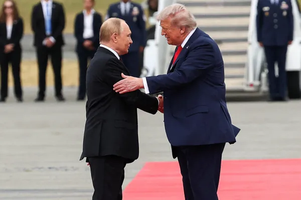 Президент заявил, что Москва готова вернуться к договорённостям, достигнутым в Стамбуле весной 2022 года; тогда обсуждался проект мирного соглашения о гарантиях безопасности и статусе территорий.