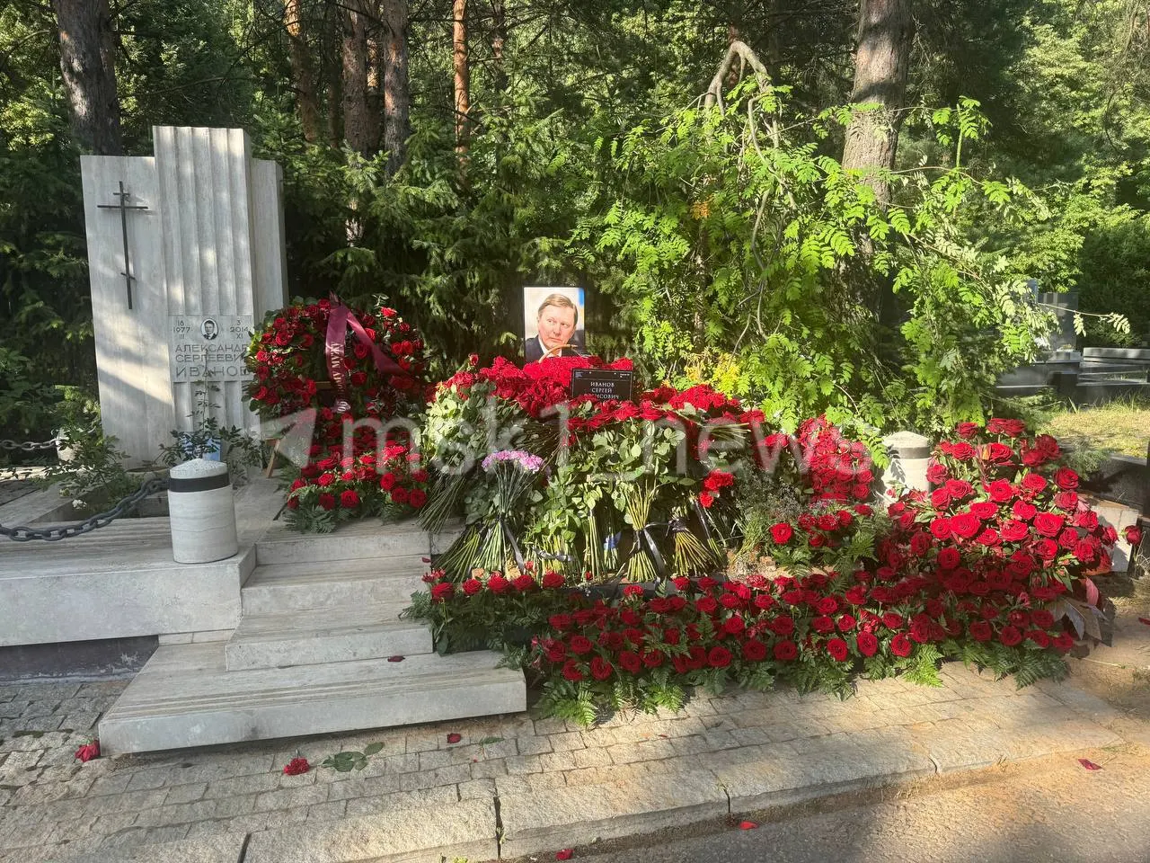 Бывшего министра обороны похоронили рядом с сыном на Троекуровском кладбище в Москве.