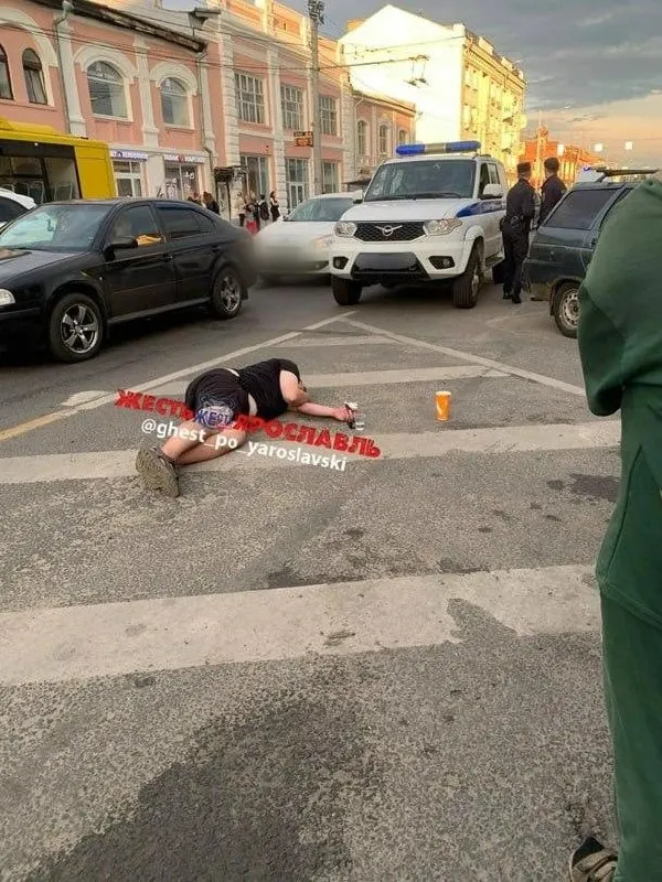 В соцсетях появилось фото мужчины, лежащего на асфальте после потасовки. По одной из версий он ударил девушку, после чего на него напали; по факту происшествия начата проверка.