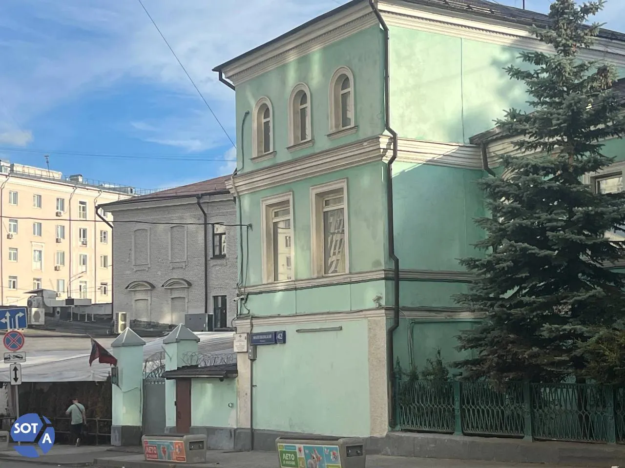 Анастасию Тельнову, Игоря Холева и Дмитрия Толоконникова удерживают в отделе полиции «Сокольники» свыше трёх часов; по закону после трёх часов должны составить протокол или отпустить.