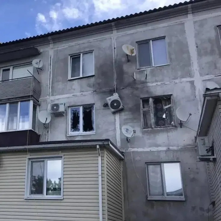 В итоге атак повреждены жилые и хозяйственные постройки, автомобили и объекты инфраструктуры. По предварительным данным, двое людей получили контузии.