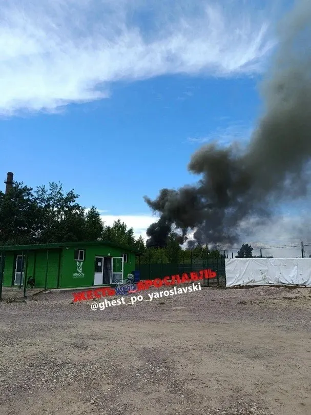 В Фрунзенском районе Ярославля загорелось складское помещение рядом с Торговой площадью. По данным МЧС, предварительная площадь пожара — около 150 квадратных метров.