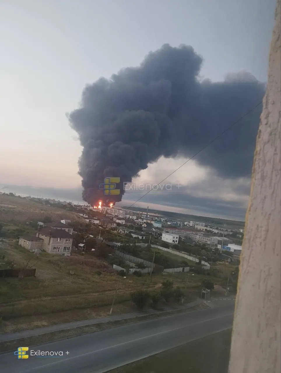 В результате удара беспилотников в районе Керченского пролива погибли как минимум пять человек. Зафиксированы пожары, повреждения жилых домов и десятки пострадавших, включая детей.
