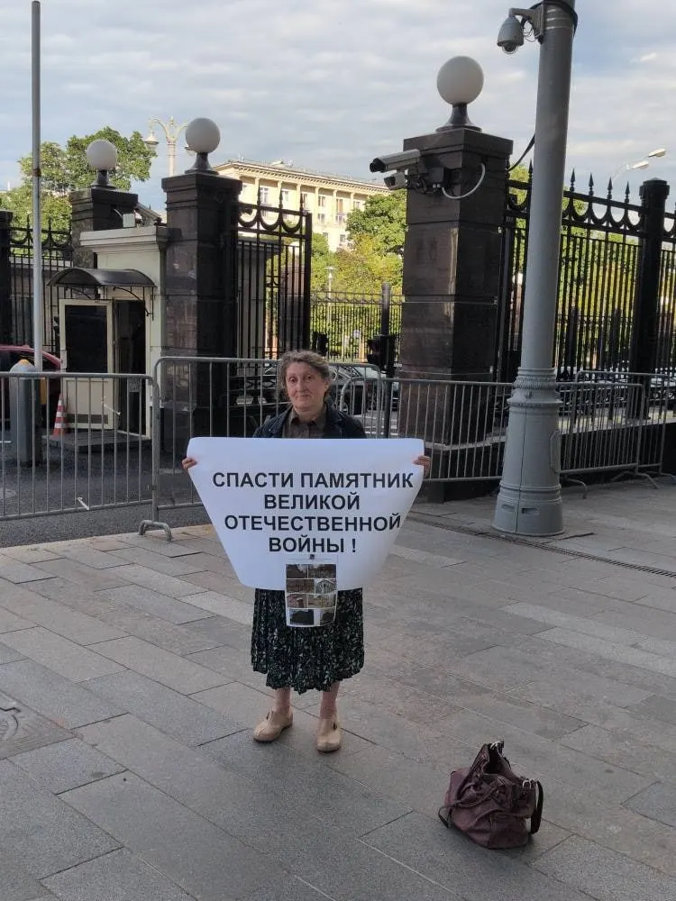Председатель новосибирского общества охраны памятников Наталия Шамина устроила одиночную акцию напротив Администрации Президента, требуя присвоить охранный статус всему комплексу Военного городка в Новосибирске.