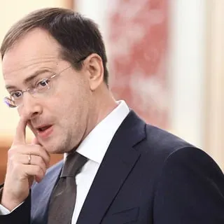 Владимир Мединский предложил ввести модель обязательной отработки для студентов, обучающихся за счет бюджета, с заключением трудовых контрактов и распределением выпускников по месту службы.