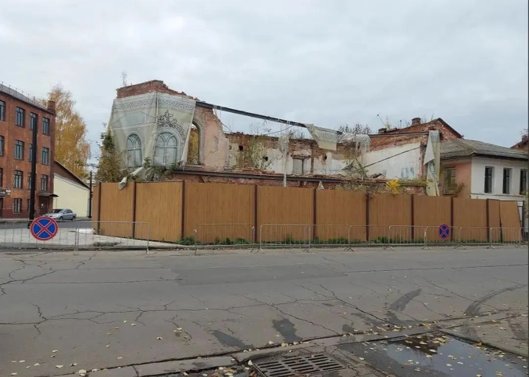 Исторический доходный дом Журавлевых на улице Стоялой, ставший «Домом мадам Грицацуевой» в фильме «12 стульев», продали с торгов. Новым владельцем стало ООО «Барзэль», объект купили за 1 960 522 рубля.