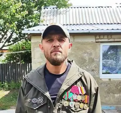 Россошанский районный суд Воронежской области назначил арест военблогера Александра Лунина на 11 суток по статье о демонстрации экстремистской символики; текст решения в открытом доступе не опубликован.