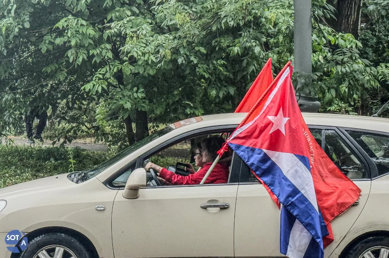 В районе метро «Сокол» прошла акция солидарности с Кубой — колонна из шести автомобилей с флагами Кубы и КПРФ проехала мимо жилых домов; анонс мероприятия публиковали накануне без уточнений о формате.