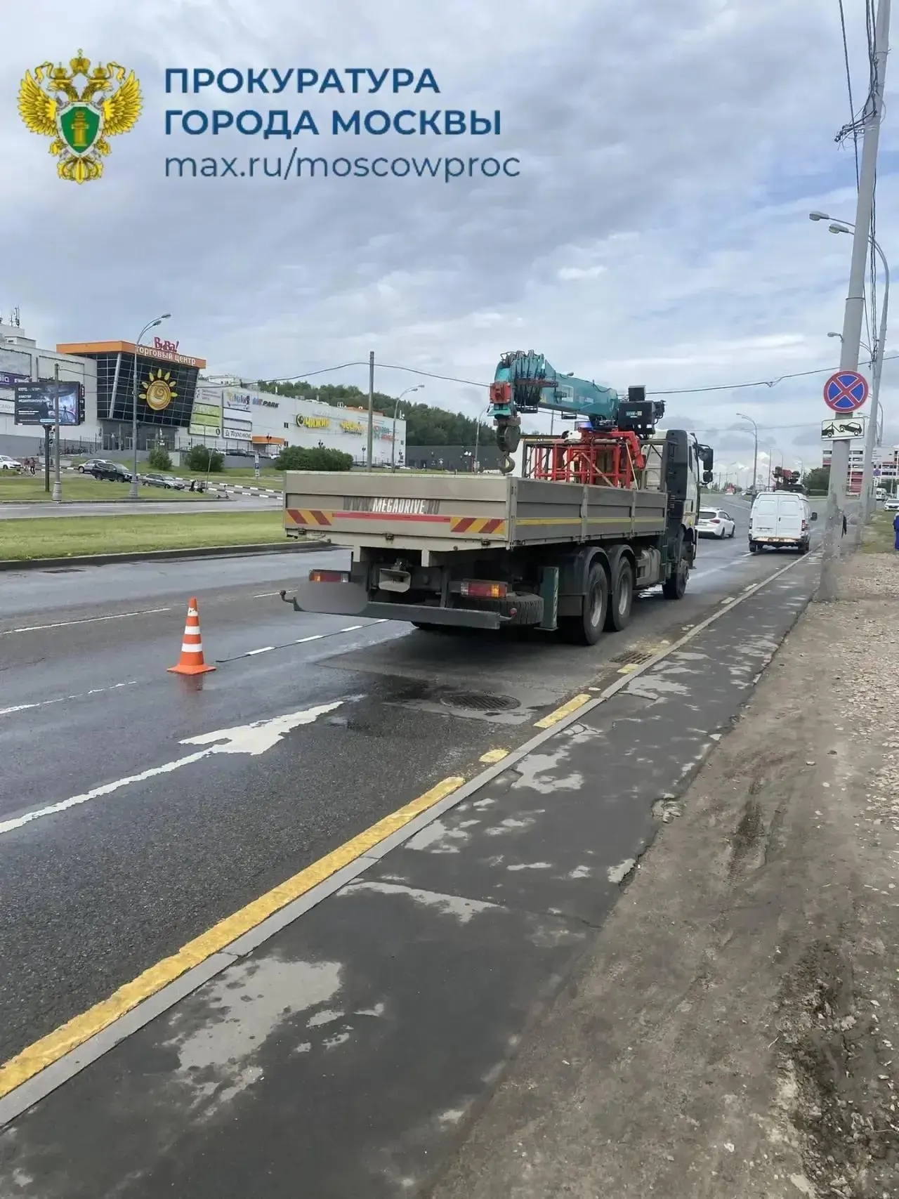 Водитель грузовика при перестроении наехал на курьера на улице Поляны; погиб 35‑летний трудовой мигрант из Центральной Азии.