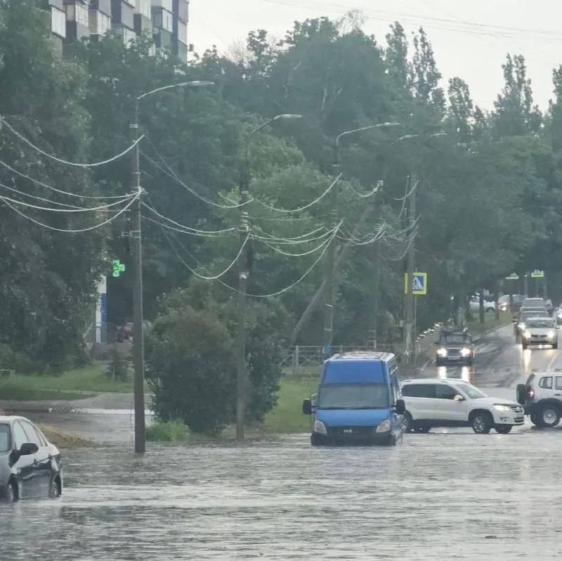 После ливня на Республиканской улице Курска образовались большие лужи: движение затруднено, некоторые автомобили оказались частично подтоплены.