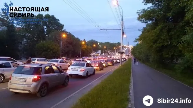 Сибирские регионы столкнулись с острым дефицитом топлива: в Иркутске очереди к АЗС растянулись на несколько километров, люди ждут по 8–9 часов, а ряд сетей ограничил или приостановил розничные продажи.