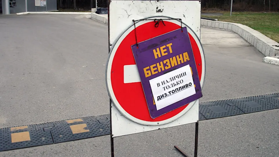 Власти Севастополя ввели временные ограничения на отпуск топлива: до первой половины дня 3 июня бензин и другие марки будут продаваться преимущественно оперативным и коммунальным службам. Ограничения связаны с общим топливным кризисом после ударов по нефтеперерабатывающей и логистической инфраструктуре.