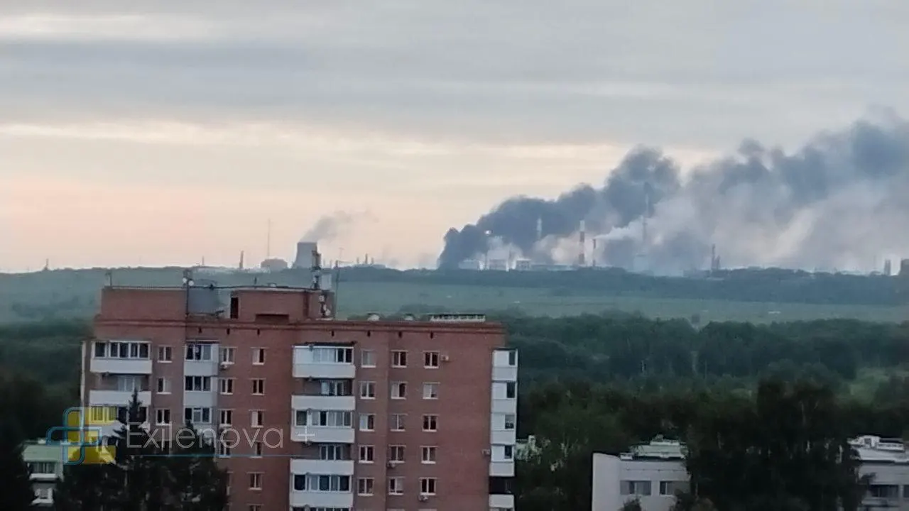После ударов беспилотников в Татарстане и Самарской области загорелись крупные нефтеперерабатывающие и нефтехимические заводы. В Нижнекамске есть пострадавшие, власти связывают перебои с поставками топлива с атаками на НПЗ.