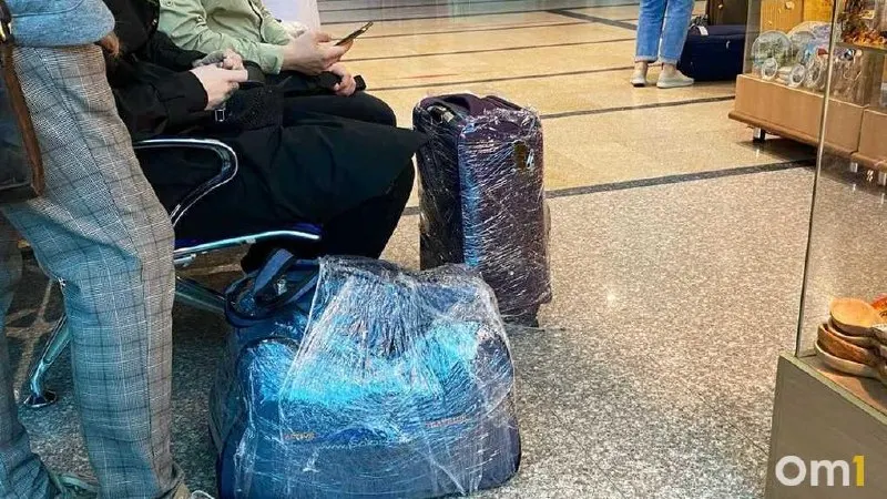 Утром 19 июня в омском аэропорту отменили рейс в Шереметьево и перенесли отправления на нескольких направлениях: часть рейсов задерживается.