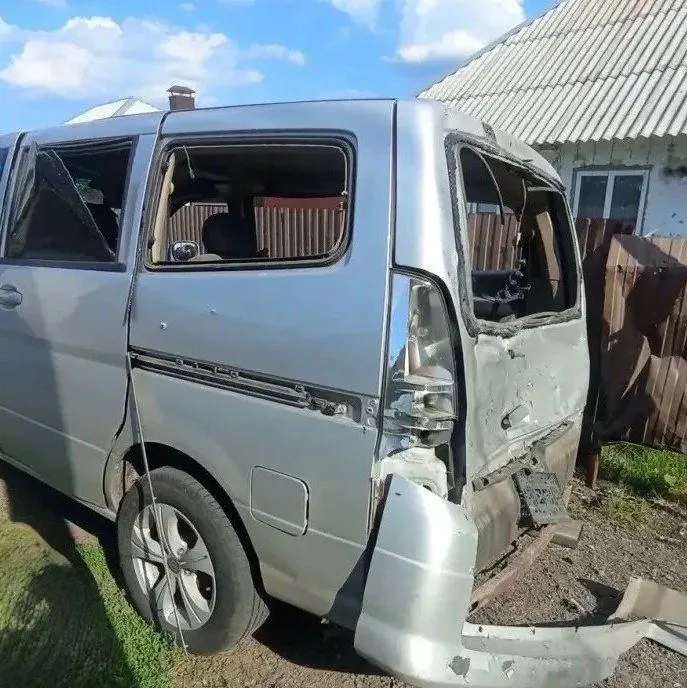В результате удара дрона по машине в посёлке Октябрьский пострадала 12-летняя девочка; повреждены также два частных дома.