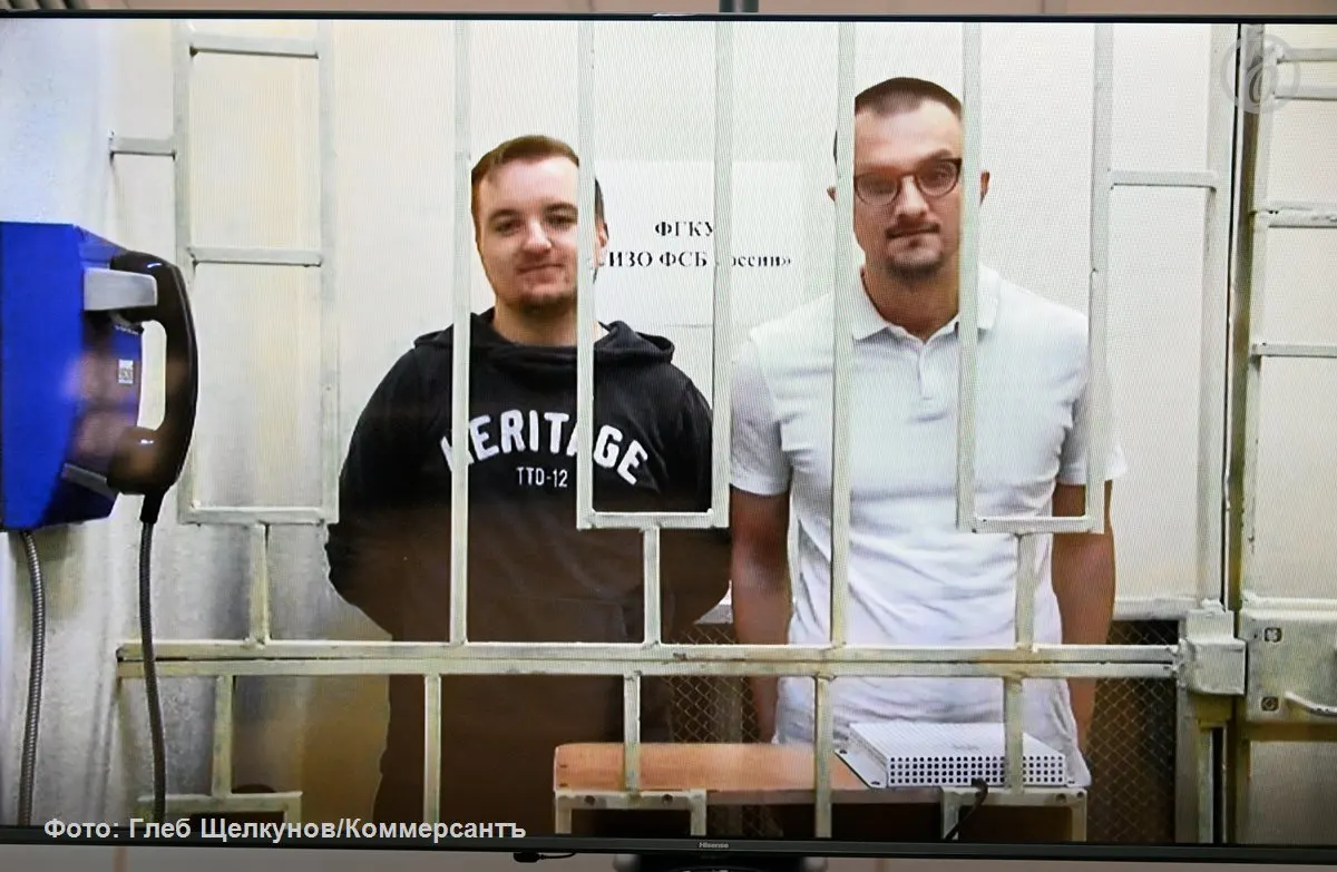 Защитники заявили о расхождениях в хронологии и происхождении упаковки сока с QR‑кодом; апелляционный суд Москвы оставил фигурантов под стражей.