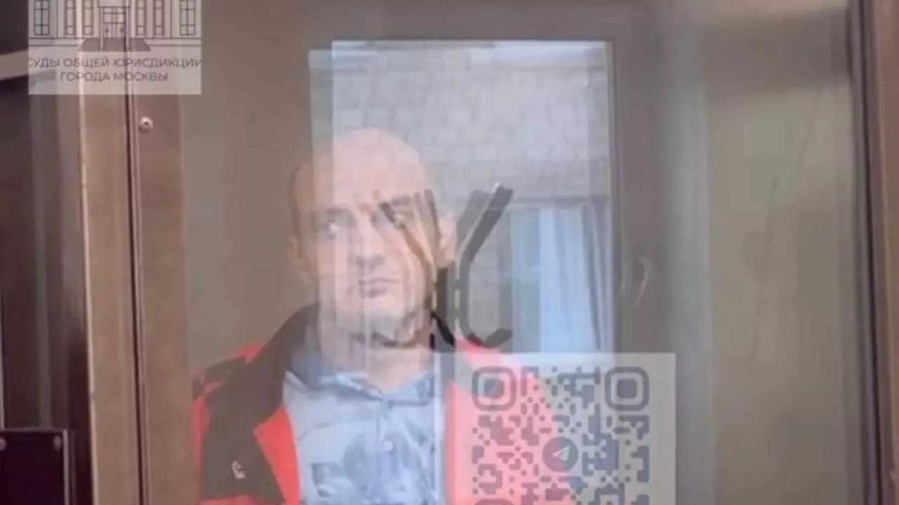 Савёловский районный суд Москвы признал бывшего сотрудника полиции виновным в получении взяток и приговорил его к пяти годам колонии. Ему также назначены штраф, лишение звания и запрет работать в органах внутренних дел.