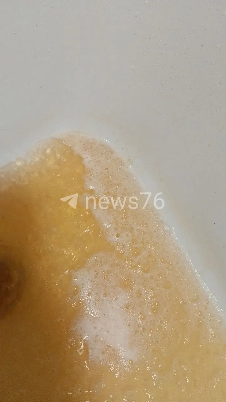 После плановых отключений в доме на улице Писемского из кранов течёт коричневая вода с резким неприятным запахом; жители отмечают, что длительный слив не помогает.