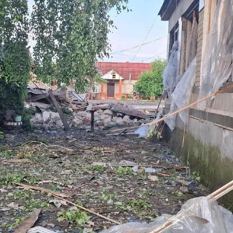 В приграничном селе Званное (Курская область) разрушены мосты, магазины и жилые дома; нет газа и водоснабжения, связь нарушена из‑за атак дронов, часть домов разграблена.