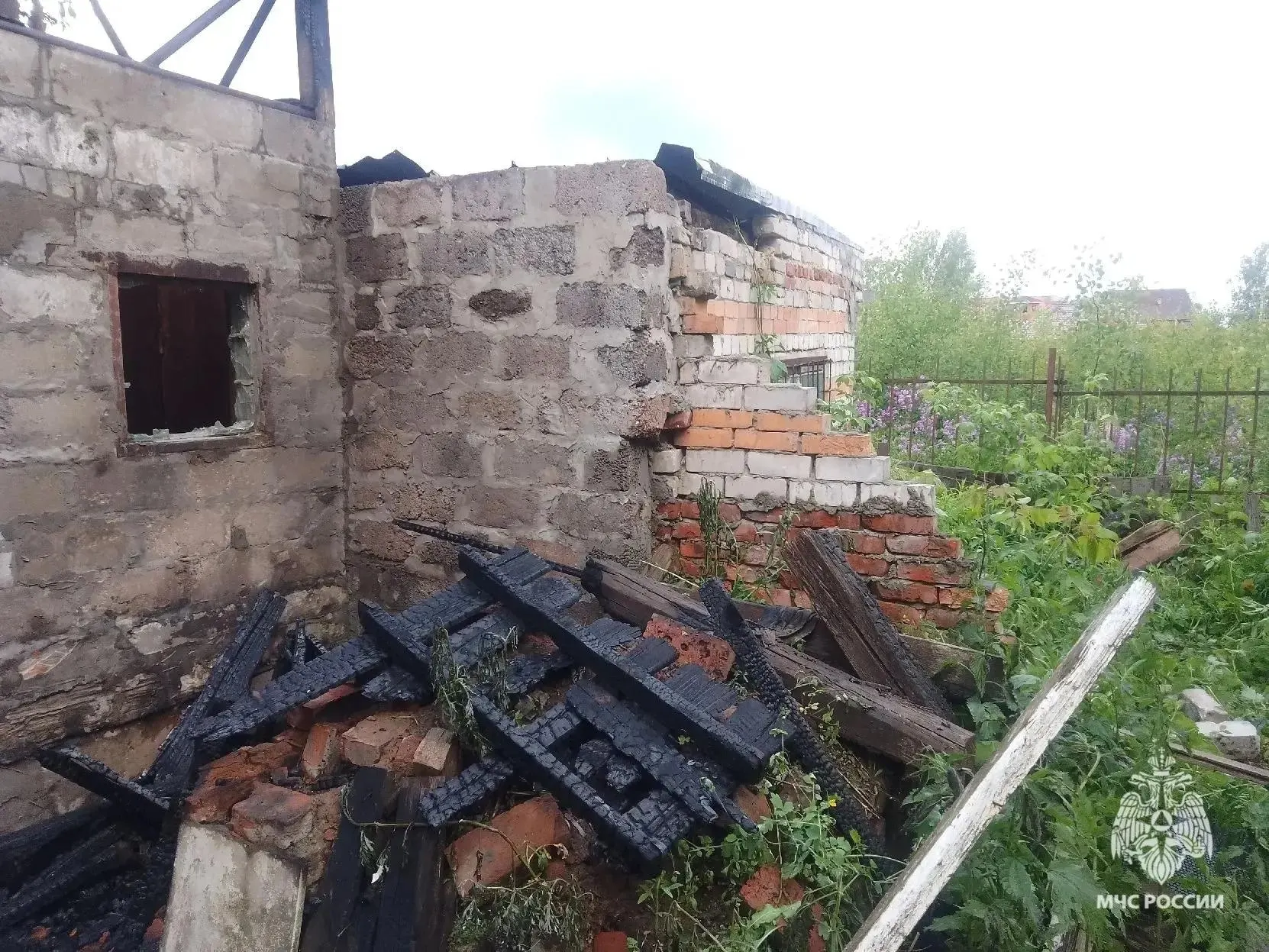 Пожар охватил примерно 30 кв. м; предварительно причиной называют неосторожное обращение с огнём. О пострадавших информации нет.