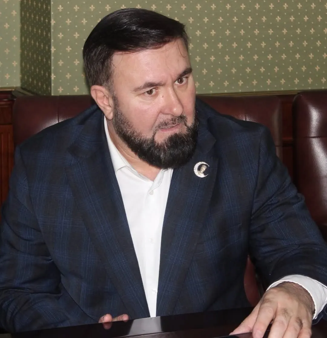 Указ о поощрении, опубликованный 26 июня, отмечает грамотой за заслуги в укреплении законности и защите прав граждан омбудсмена Чечни Мансура Солтаева. Награждение проходит на фоне претензий правозащитников к его деятельности.