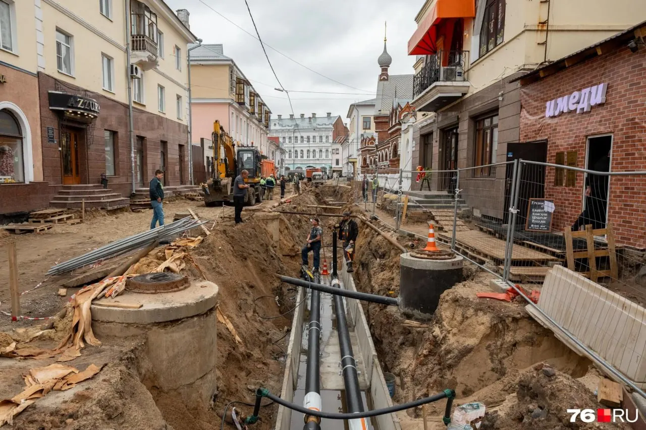 В Ярославле на пяти улицах центра города продолжаются работы по созданию пешеходного центра: где раскопки, где уже укладывают плитку — смотрите фото с площадок.