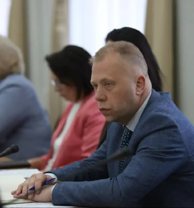 Приезжий из Твери — преподаватель и тренер Александр Демин — назначен министром спорта Забайкальского края; распоряжение подписано сегодня.