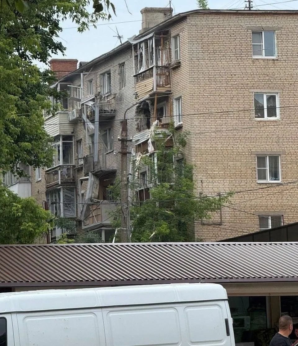 В Тульской области беспилотник поразил многоквартирный дом в Щекино. Власти сообщают об эвакуации жильцов и отсутствии пострадавших; по региону сохраняется режим беспилотной опасности. Силы ПВО за ночь отразили сотни беспилотных атак по разным регионам.