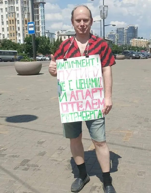 Житель Липецка Александр Айрапетов провёл четвёртый одиночный пикет у здания администрации с требованием импичмента и вопросами о ценах и апарт‑отеле Ротенберга. Его задерживали, но отпустили без протокола.