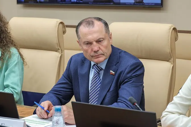 Инициатива предполагает законодательно закрепить формат, при котором учащиеся вузов и колледжей будут проводить на базовых предприятиях до 50% учебного времени. Авторы идеи ссылаются на данные о низкой готовности выпускников к работе; критики отмечают риски эксплуатации и отсутствие гарантий для студентов.