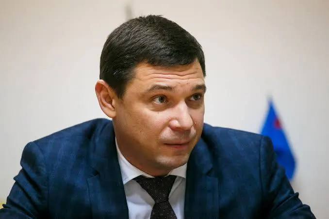 Евгений Первышов предупредил, что будет выводить участников совещаний за использование гаджетов после того, как министр ЖКХ отвлёкся на телефон и не сразу понял вопрос о ситуации в Уварово.