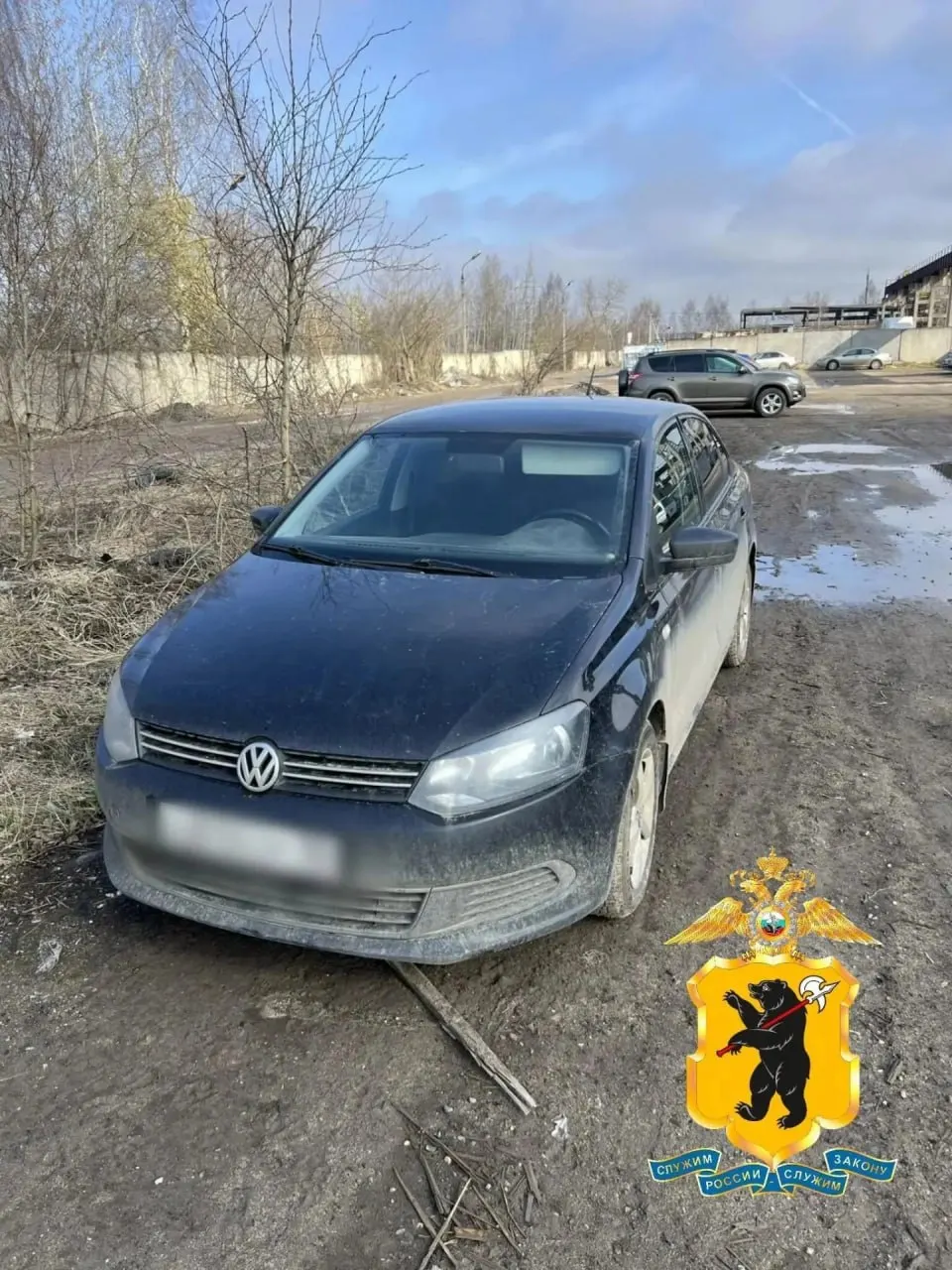 В Заволжском районе Ярославля нашли тело 59‑летнего мужчины с огнестрельным ранением и ножевым ранением в грудь. Подозреваемый — сосед по СНТ — был задержан при попытке скрыться в поезде.