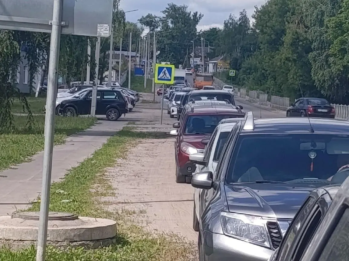 Единственная в городе АЗС, где ещё был бензин, прекращает работу — перед станцией образовалась большая очередь автомобилей.