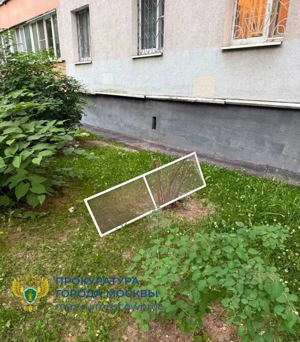 Ребёнок выпал из окна на Абрамцевской улице — москитная сетка не удержала. Прокуратура начала проверку обстоятельств.