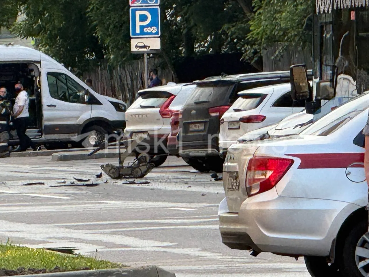 В московском районе Коньково под машиной нашли подозрительный предмет. Специалисты обезвредили его путём детонации, по информации следствия никто не пострадал.