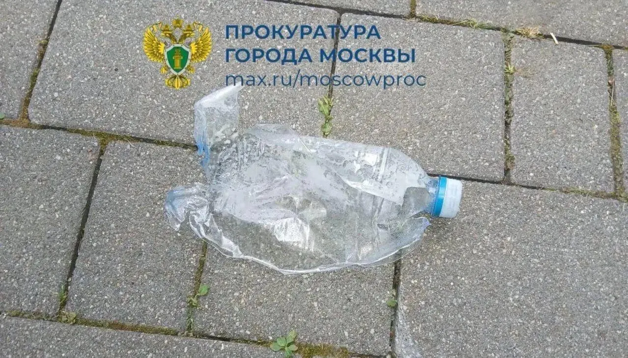 Подростки приготовили шипучую смесь и оставили её в бутылке; ребёнок открыл её на детской площадке, пострадавшего осмотрели и промыли глаза скорой помощью.