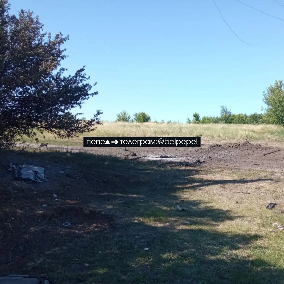 В результате удара беспилотника в хуторе Приветный Вейделевского округа Белгородской области погиб мужчина, ещё одна женщина получила ранения. На месте появились кадры с последствиями инцидента.
