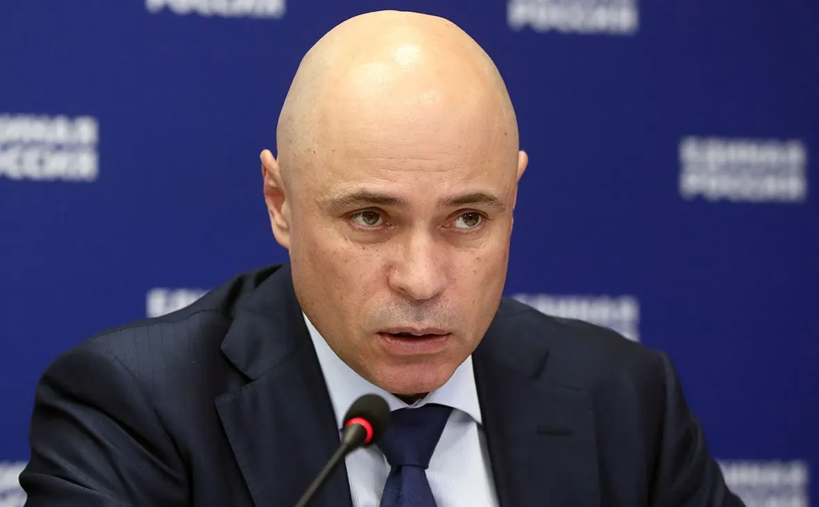 В Липецкой области фиксируют перебои с некоторыми марками топлива. Глава региона попросил заправляться по необходимости и не закупать бензин про запас, чтобы не усугублять дефицит.