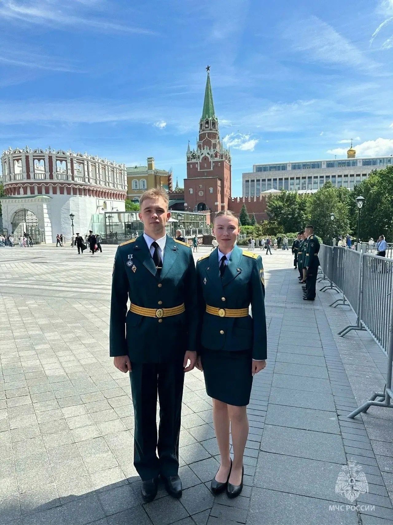 Двое выпускников лицея «Эрудит» из Рубцовска — Вадим Рубцов и Анна Терновая — приняли участие в церемонии в Георгиевском зале Кремля, где выпускникам ведомственных вузов вручили дипломы и нагрудные знаки; Вадим начнёт службу в Сибирской пожарно‑спасательной академии, Анна продолжит работу в Специальном управлении ФПС №36.