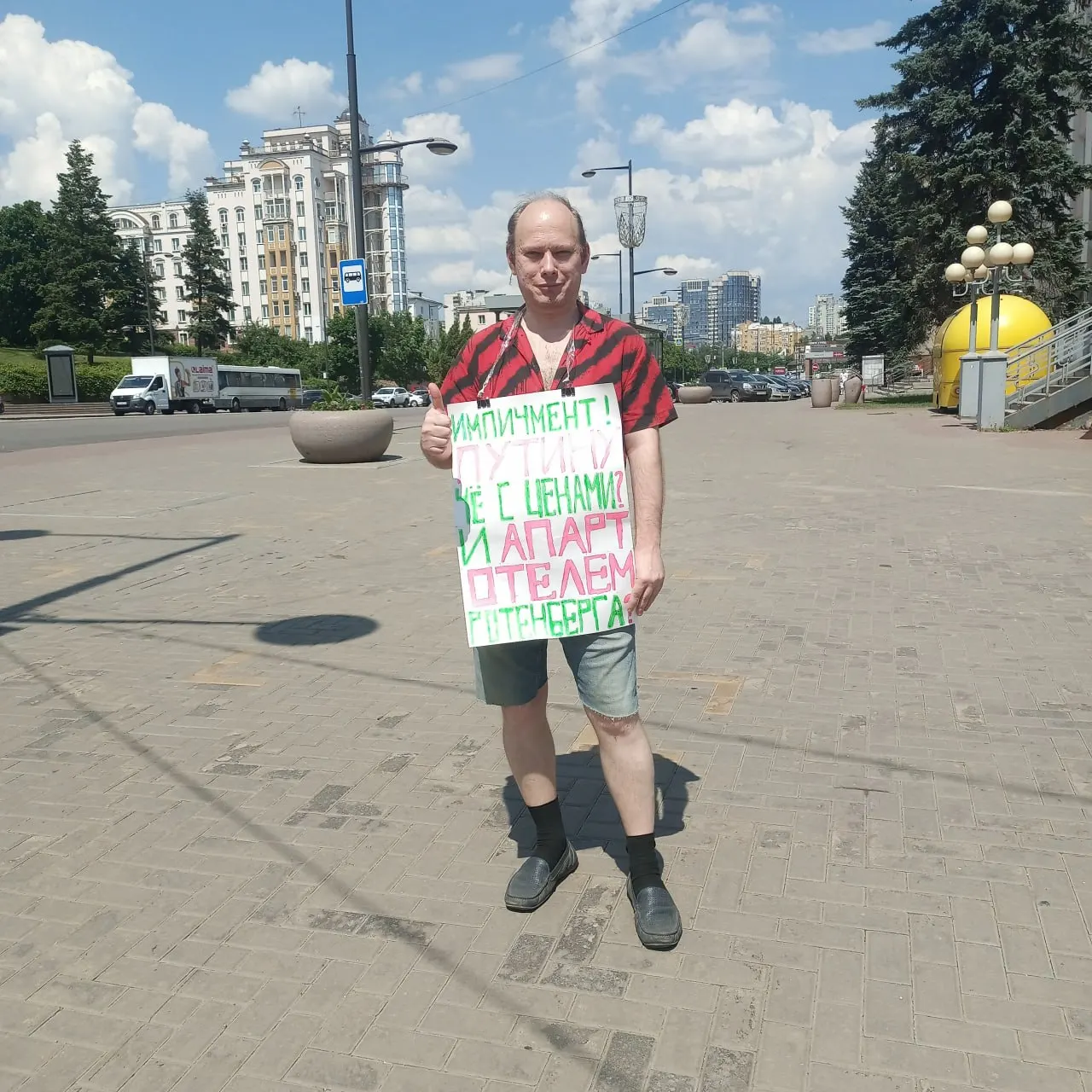 Александр Айрапетов ежедневно выходил к мэрии Липецка с плакатами о импичменте и росте цен; его несколько раз задерживали и затем отпускали без протоколов.