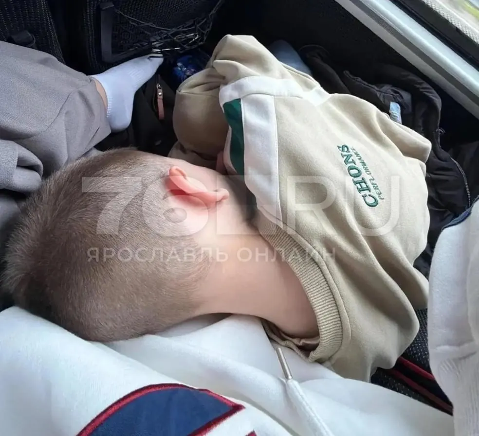 Анастасия вместе с 9‑летним сыном вернулась в Ярославль после того, как дрон врезался в автобус в ДНР. Женщина прикрыла ребёнка телом, получила лечение и вернулась к родным.